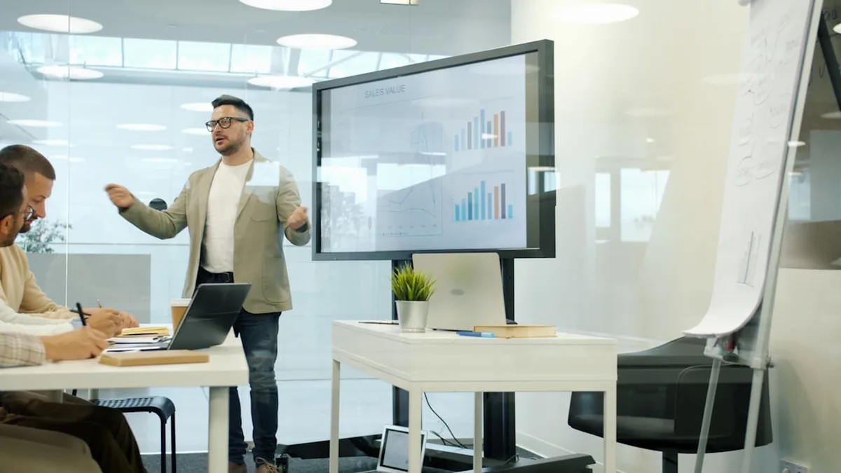 Présenter son travail à l'oral : structure et trac maîtrisé
